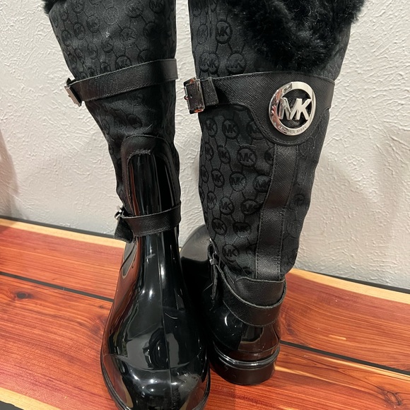 Michael Kors Snow/Rain Boot - Picture 2 of 9